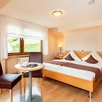 Hotel Moselhaus Weiskopf 'selfcheckin'offsitebreakfast'cityparking'